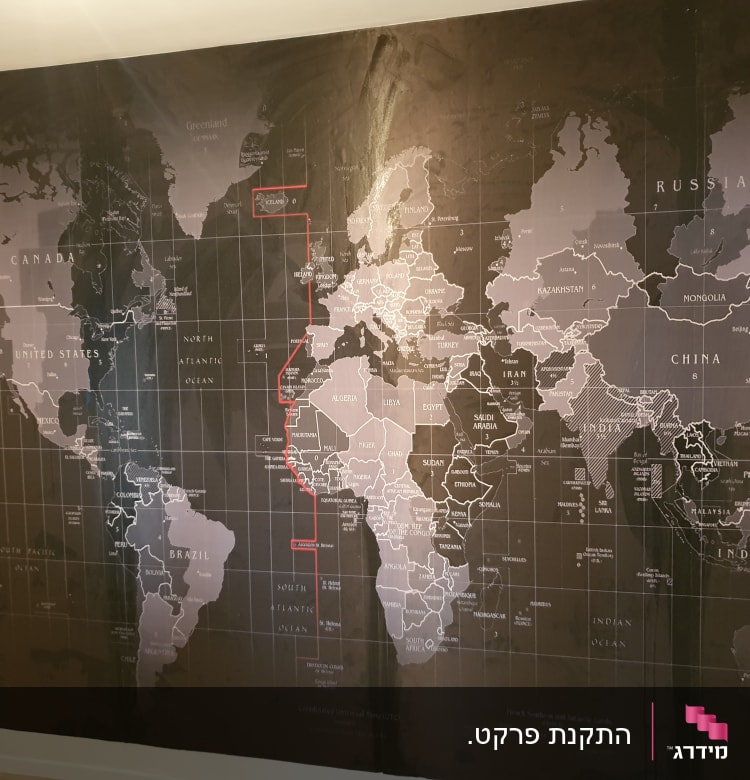 מפת עולם על קיר עם פרקט בהיר